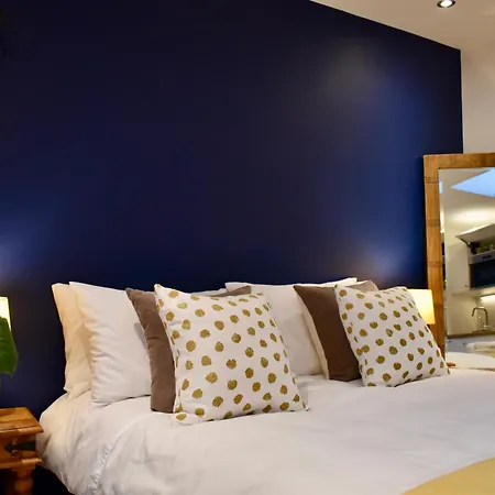 Stylish Centrally-Located Studio With Parking